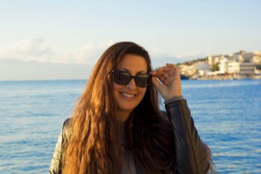 Kumsalda mutlu genç bir kadın