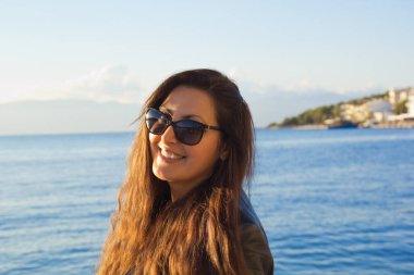 Kumsalda mutlu genç bir kadın