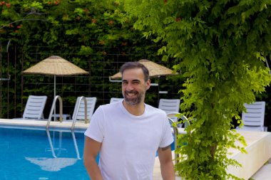 kameraya gülümseyen yakışıklı bir adam portresi