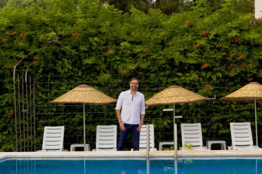 kameraya gülümseyen yakışıklı bir adam portresi