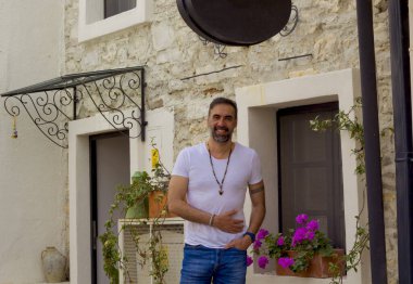 kameraya gülümseyen yakışıklı bir adam portresi