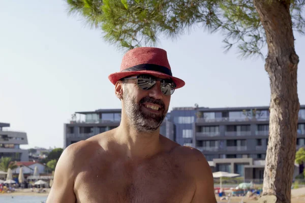 Retrato Hombre Guapo Sonriendo Cámara Playa Verano —  Fotos de Stock