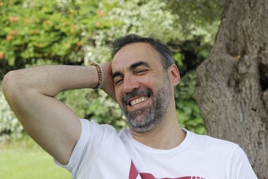 kameraya gülümseyen yakışıklı bir adam portresi