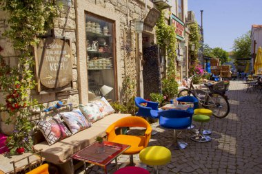 Alacati cesme, İzmir 'de dar bir sokakta renkli ve taştan evler