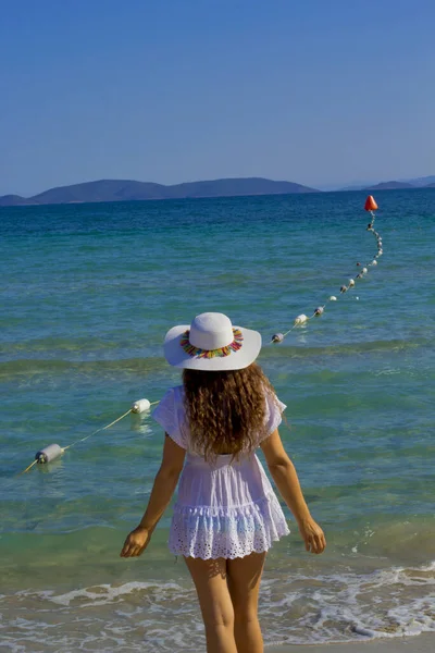 夏天美丽的年轻女子站在海滩上 — 图库照片