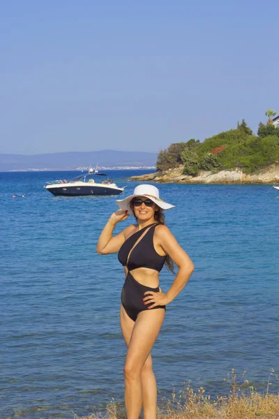 Retrato Una Mujer Guapa Bikini Playa —  Fotos de Stock