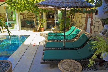 Alacati 'de güzel bir yüzme havuzu manzarası, Cesme