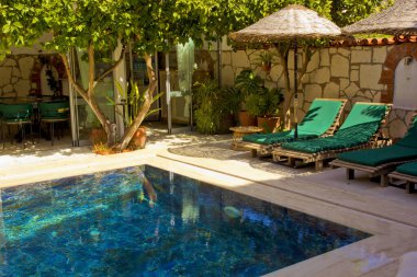 Alacati 'de güzel bir yüzme havuzu manzarası, Cesme