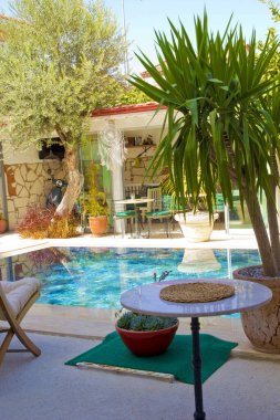 Alacati 'de güzel bir yüzme havuzu manzarası, Cesme