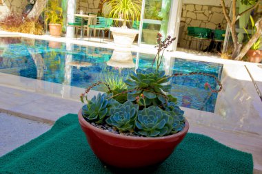 Alacati 'de güzel bir yüzme havuzu manzarası, Cesme