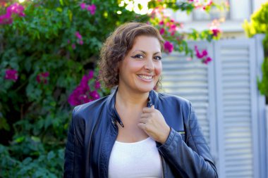 kameraya gülümseyen güzel bir kadın portresi