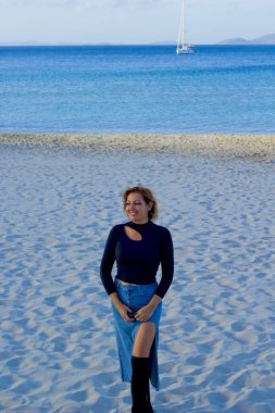Sahilde duran güzel kadın