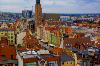 Eski kasabadaki renkli eski evler, Wroclaw, Polonya