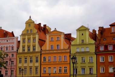 Eski kasabadaki renkli eski evler, Wroclaw, Polonya