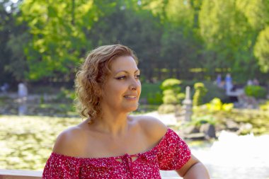 Polonya 'da Japon bahçesindeki güzel bir kadının portresi.