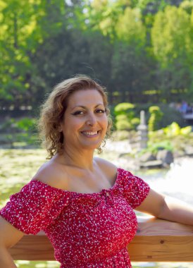 Polonya 'da Japon bahçesindeki güzel bir kadının portresi.