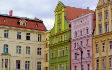 Eski kasabadaki renkli eski evler, Wroclaw, Polonya