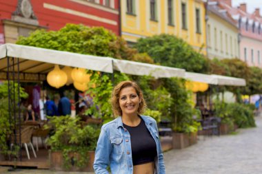 Wroclaw, Polonya 'da güzel bir genç kadının portresi.