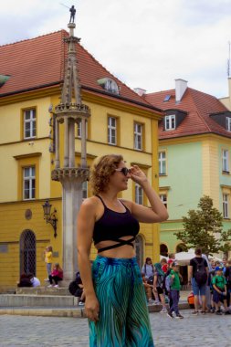 Wroclaw, Polonya 'da güzel bir genç kadının portresi.