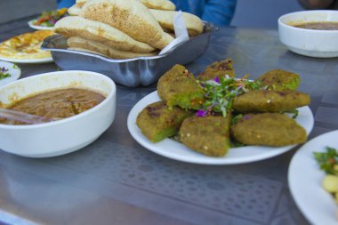 Bir restoranda geleneksel Mısır yemeği falafeli