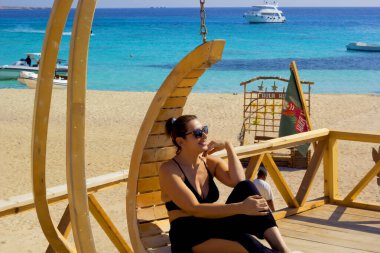 Hula hula sahilindeki sahilde genç bir kadının portresi, hurgada egypt