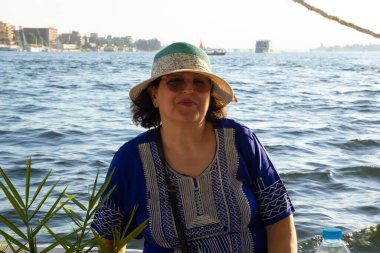 Nil nehrinde güzel bir kadın Luxor Mısır 'da bir teknede