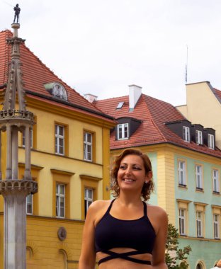 Wroclaw, Polonya 'da güzel bir genç kadının portresi.