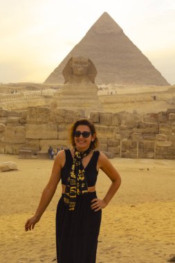 Giza, Kahire Mısır Piramitleri 'ndeki güzel kadın