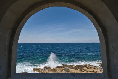 Hırvatistan 'da denize bakan ve sörf yapan pencere