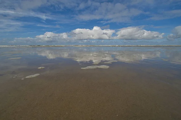 云彩反射在北海平静的水面上 — 图库照片