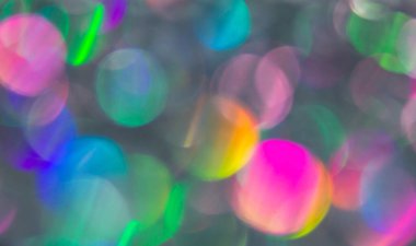 Soyut renkli Xmas menekşe ya da pembe parıltılı ışıklar. Noel şenliği geçmişi. Odaklanamayan bokeh parçacıkları. Tasarım şablonu