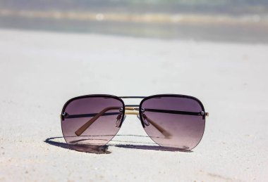 Yaz konsepti, kumda güneş gözlüğü, fotokopi alanı ile plajda