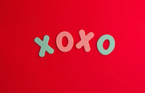 Die Inschrift Aus Farbigen Buchstaben Auf Rotem Hintergrund Das Konzept — Stockfoto