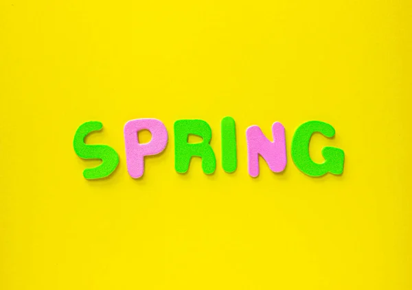 Letras Coloridas Soletrando Primavera Fundo Amarelo Com Espaço Cópia Cartão — Fotografia de Stock