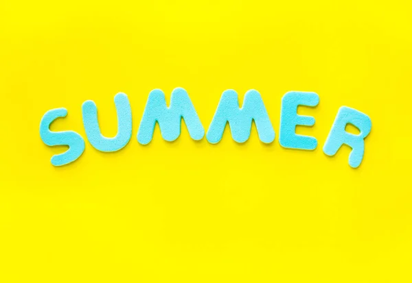 黄色背景的绿松石字母夏季促销最佳旅游与复制空间 — 图库照片
