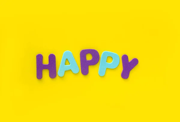 コピースペースのある黄色の背景に幸せなアルファベット お祝いのコンセプト — ストック写真