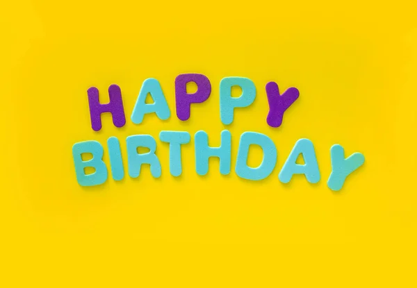生日快乐 黄色背景 有复制空间的彩色单词 黄色背景上写着生日快乐字样的色彩斑斓的儿童信件 — 图库照片