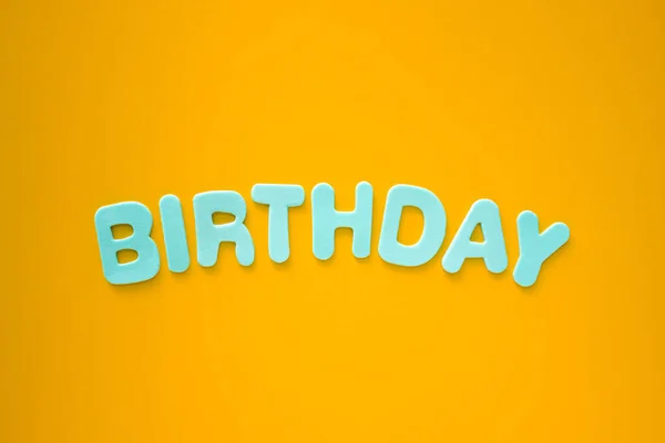 Bovenaanzicht Van Tekst Verjaardag Met Blauwe Letters Fel Oranje Achtergrond — Stockfoto