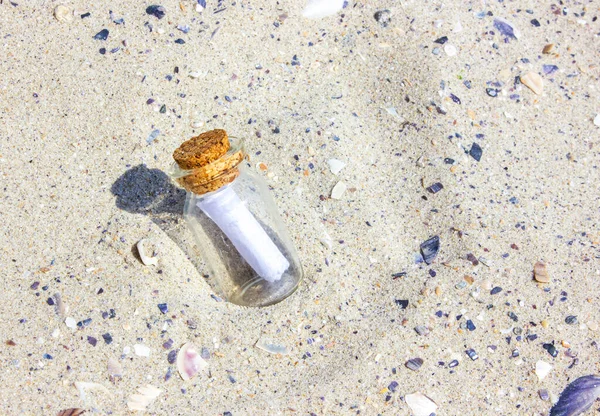 해변의 코르크 마개달린 메시지입니다 모래에 말이야 모래사장에 병이요 — 스톡 사진