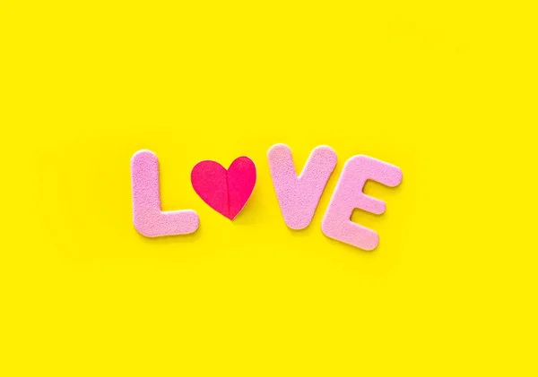 Pink Love Text Isoliert Auf Gelbem Hintergrund Mit Kopierraum Valentinstag — Stockfoto