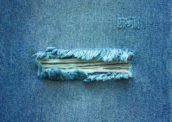 Yırtık Denim Blue Jeans Dokusu Yırtılmış Kot Pantolon Mavi Kumaş — Stok fotoğraf