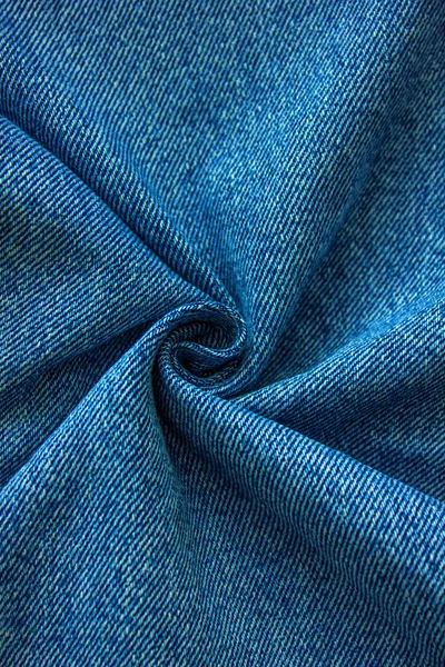 垂直蓝色折叠和折皱牛仔布纹理与复制空间 斜纹斜纹棉织物或斜纹斜纹斜纹棉织物背景 — 图库照片