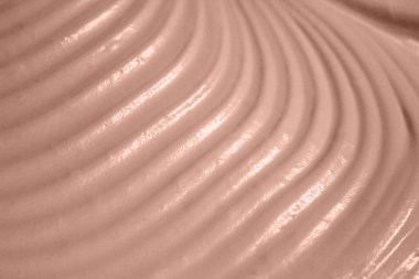 Mocha Mousse Krem arka planı. Karışık kremalı krema. Kozmetik ya da süt ürünleri. Sıvı spiral üst görünüm. Kremalı girdap. Vanilyalı krep. Yıl Rengi kavramı 2025.