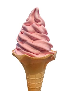 Beyaz arka planda izole edilmiş waffle külahında pembe yumuşak dondurma girdabı. Lezzetli ahududu veya waffle külahında çilekli dondurma..