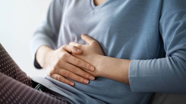 Karın ağrısı çeken kadın.