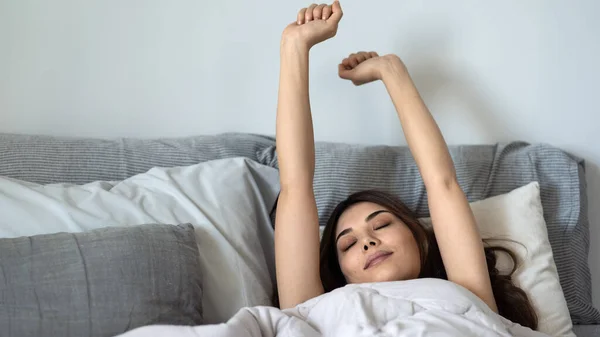 Kvinna Som Sträcker Sig Sängen Efter Att Vaknat — Stockfoto