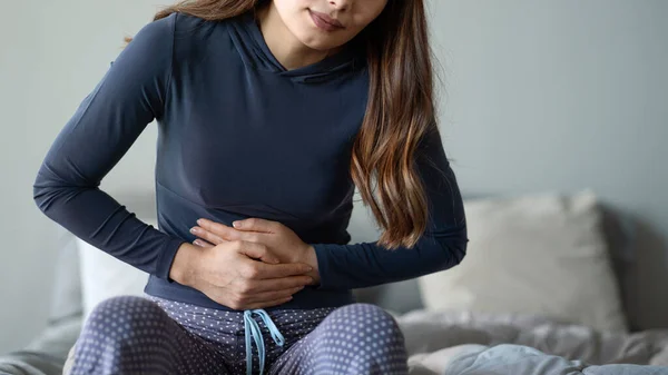 胃の痛みに苦しむ女性 — ストック写真