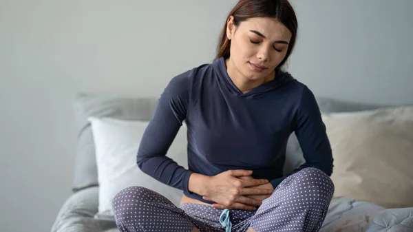 胃の痛みに苦しむ女性 — ストック写真