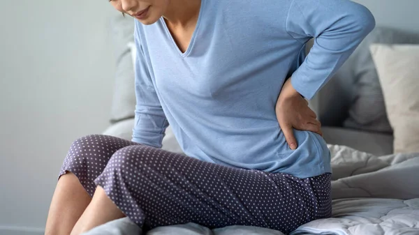 Frau Mit Rückenschmerzen — Stockfoto