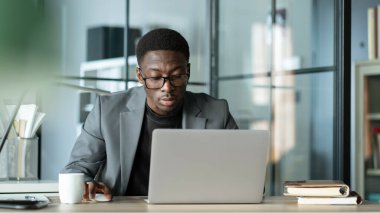 Ofiste bilgisayar kullanan genç adam